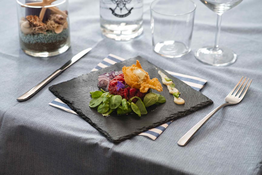 Tartare di manzo carne di manzo con fonduta di zola e granella di pistacchi