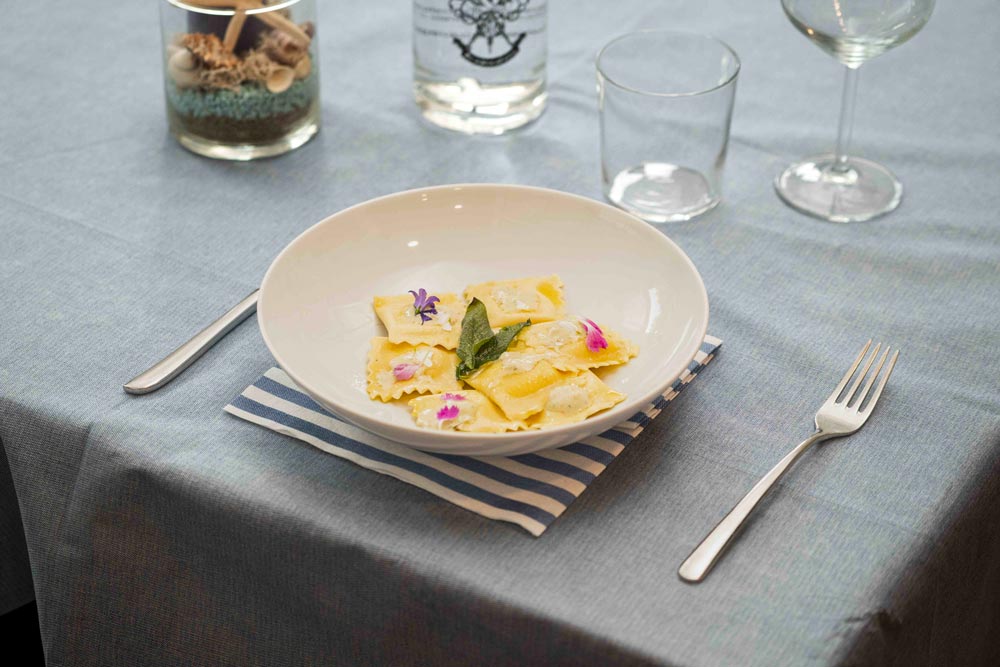 Un piatto di ravioli al persico servito al Ristorante Bar Canottieri Lecco
