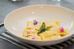 ravioli ripieni con pesce persico al burro e salvia