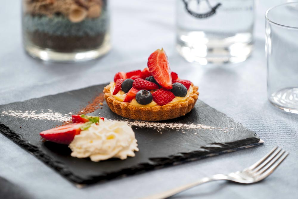 Tortino Luna Rossa pan di spagna al cacao, gelèe ai lamponi e mousse al cioccolato bianco